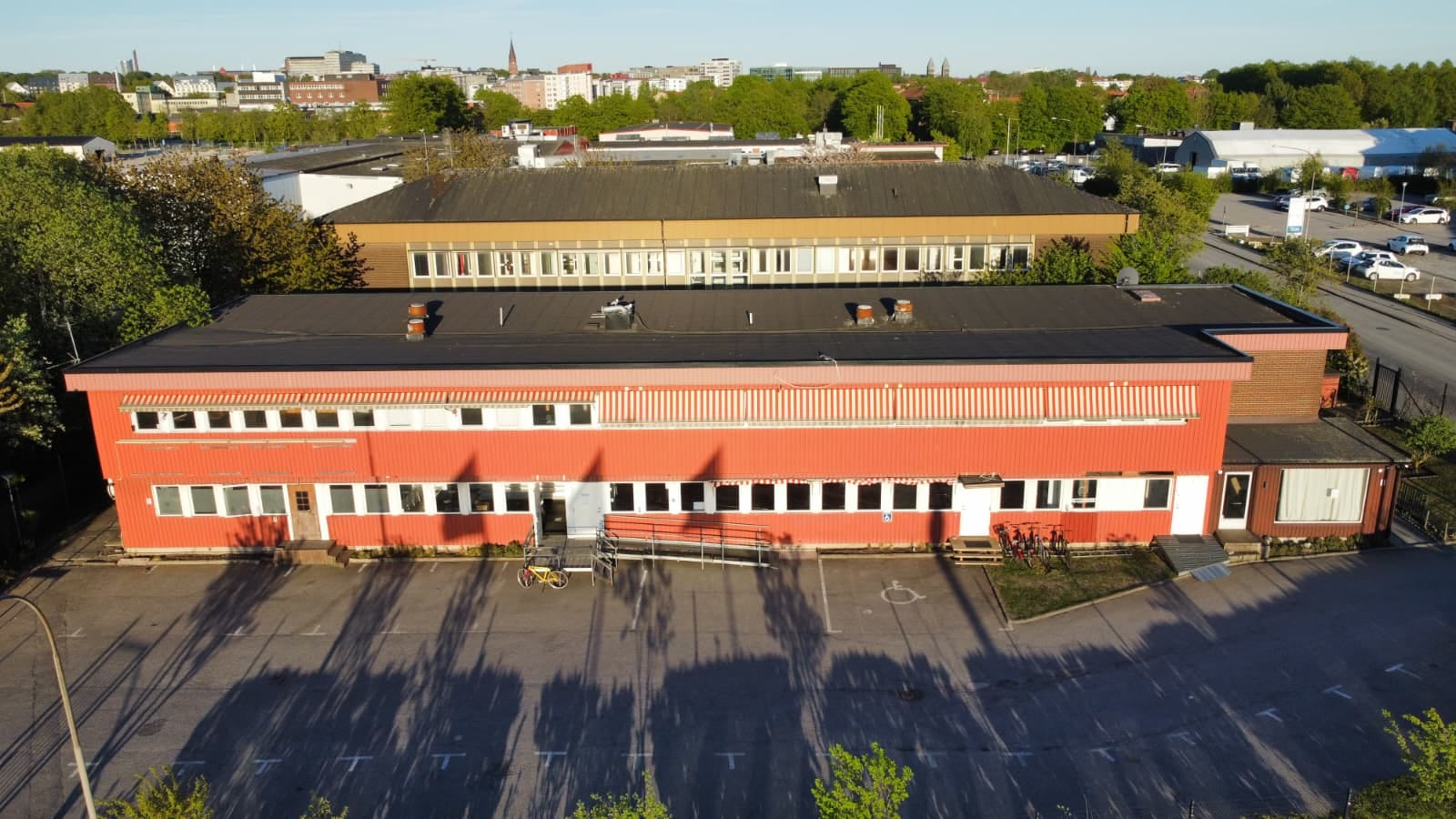 صورة جوية للمسجد في شارع Åldermansgatan 14 — المبنى الذي تم شراؤه عام 2009
